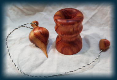 Pendule de radiesthésie et son support en bois de rose