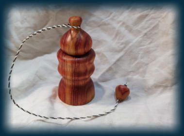 Pendule de radiesthésie et son support en bois de rose